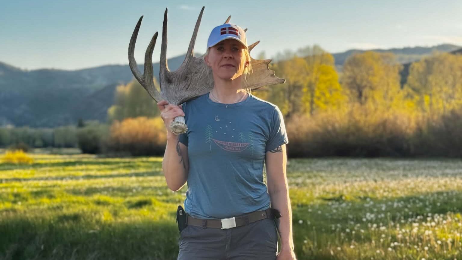 Dea Larsen med gevir på skulderen i naturen. Kendt fra Alene i Vildmarken sæson 10, outdoor-entusiast, lystfisker og indehaver af Outdoor i Centrum.