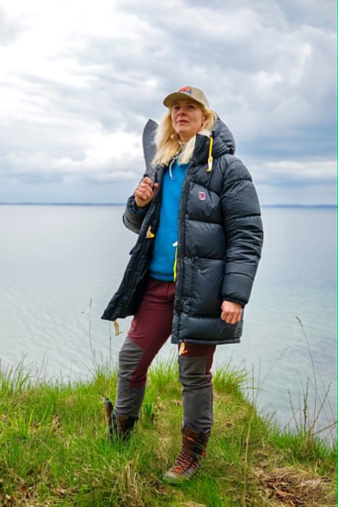 Dea Larsen ved kysten. Kendt fra Alene i Vildmarken sæson 10, outdoor-entusiast, lystfisker og indehaver af Outdoor i Centrum.