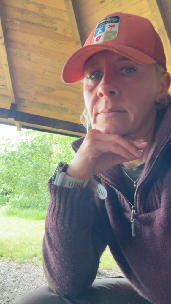 Dea Larsen i naturskønne omgivelser. Kendt fra Alene i Vildmarken sæson 10 på DR, hvor hun deler personlige fortællinger om natur, mod, nærvær og friluftsliv gennem sine foredrag