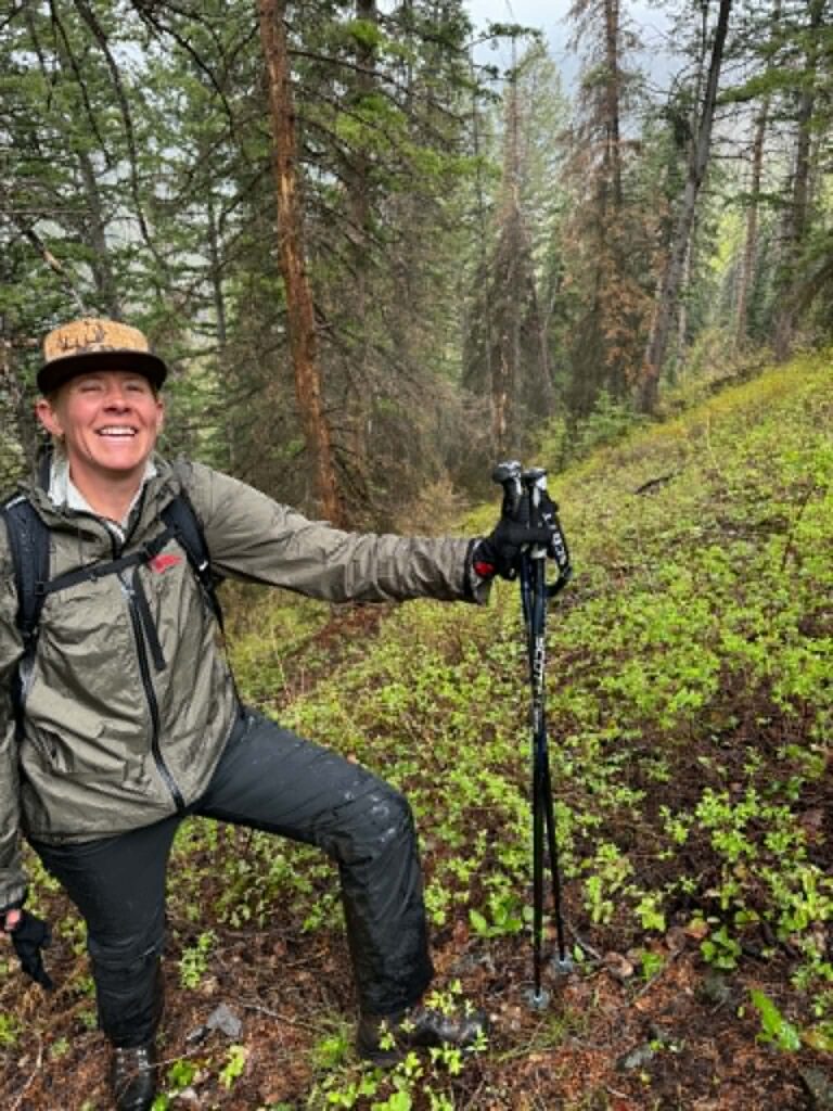 Dea Larsen på vandretur i skoven med vandrestave. Friluftsliv og eventyr behøver ikke være kompliceret – naturen er for alle.