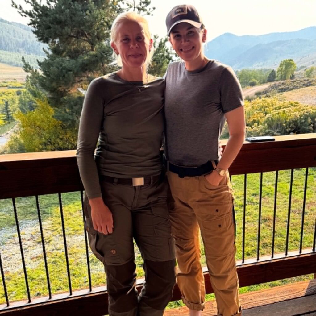 Dea Larsen sammen med en medkursist under Wrangler-uddannelsen i Montana, USA, omgivet af smuk natur og bjerge.