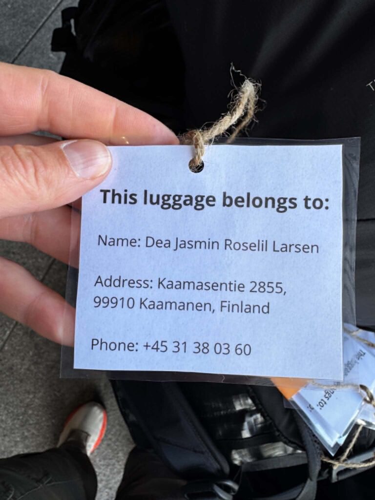 Bagagemærke på rygsæk før afrejse til Finland i forbindelse med deltagelsen i Alene i Vildmarken sæson 10.